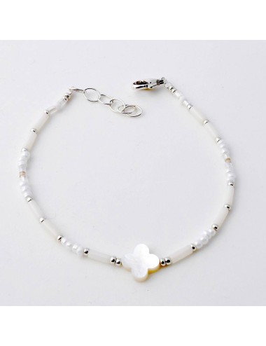 Bracelet trèfle en nacre blanche et corail blanc.