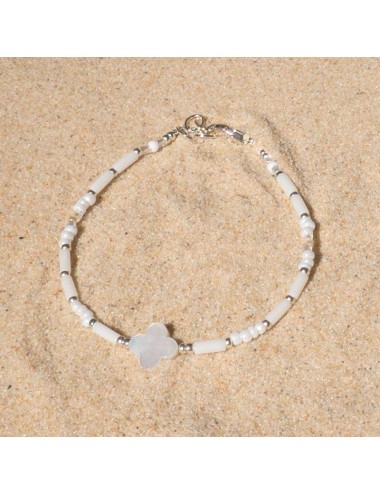 Bracelet trèfle en nacre blanche et corail blanc.