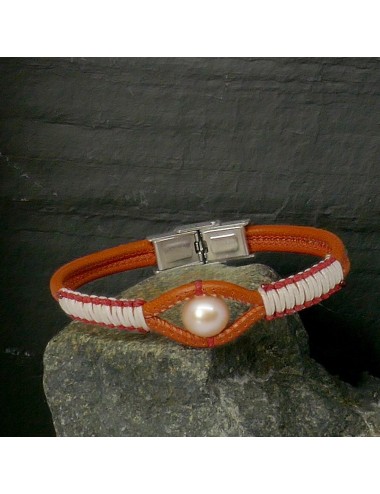 Bracelet cuir orange et perle de culture blanche. Tressage blanc et rouge