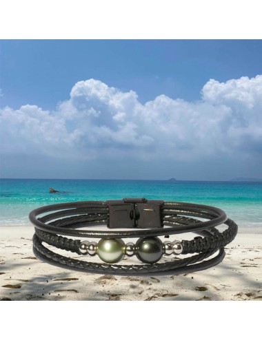 Bracelet pour homme avec 2 perles de Tahiti sur cuir noir en situation