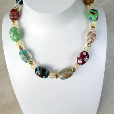 Création d'un collier vénitien avec des perles de Murano
